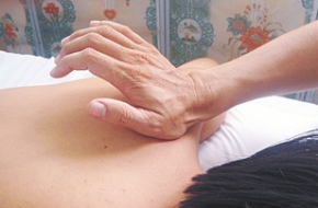 Xoa bóp chữa đau vai gáy do tư thế