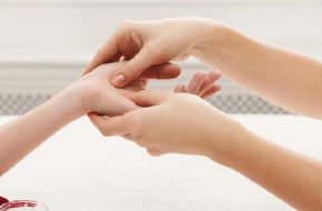 Massage huyệt vị trị tê tay, mất cảm giác đầu ngón tay