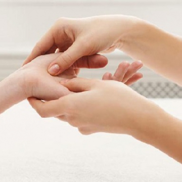 Massage huyệt vị trị tê tay, mất cảm giác đầu ngón tay